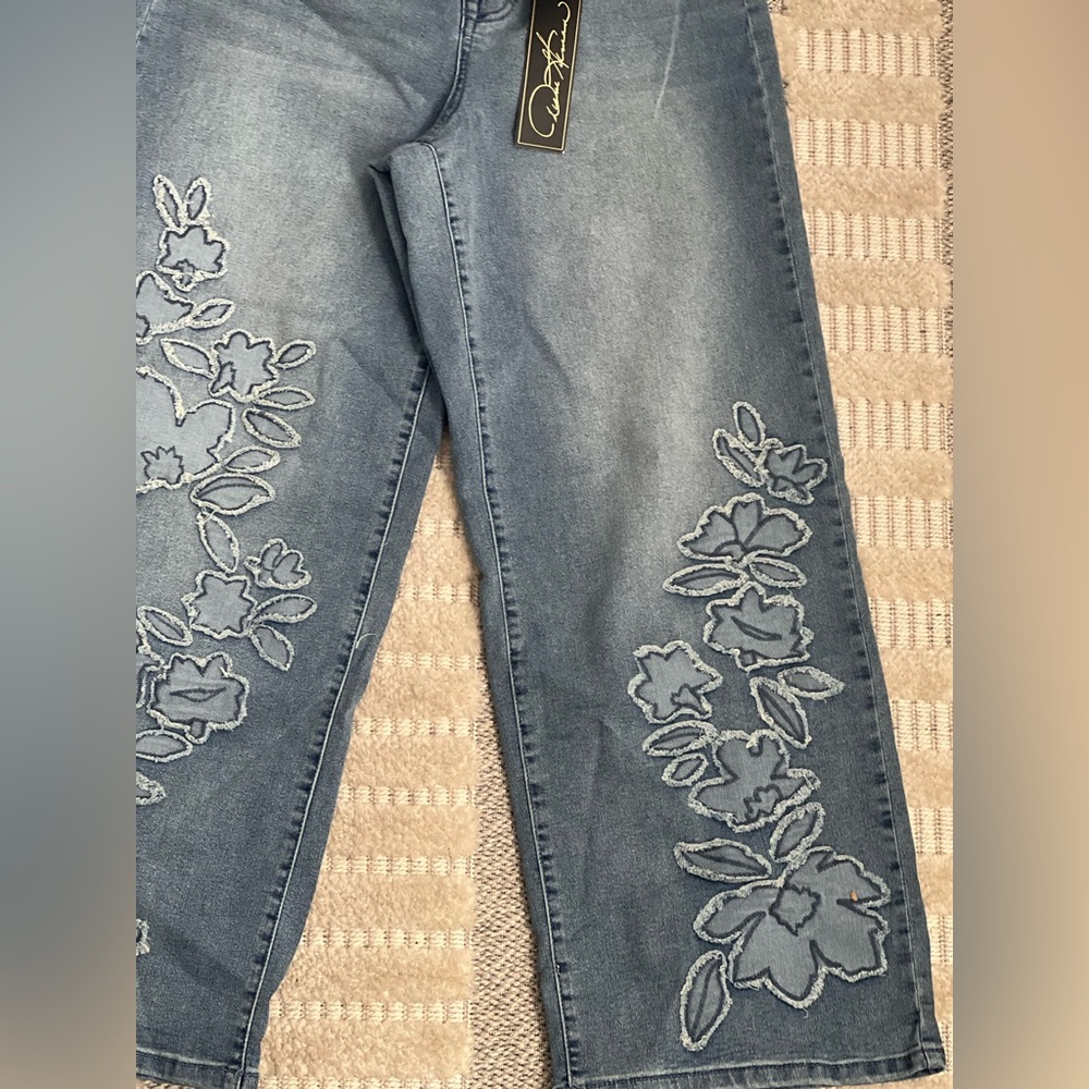 NWTS DG2 by Diane Gilman Any 3/$28 w/$4.99 ship  Floral Embroidered Cropped Jean - Picture 3 of 15